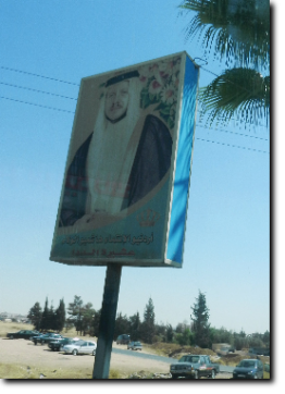 Una immagine del re al confine con Israele