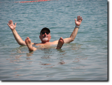 Bagnante nel mar Morto